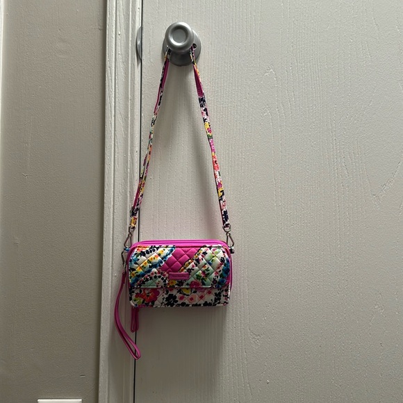 VERA BRADLEY RFID All in One Crossbody Wildflower Paisley - Picture 1 of 6